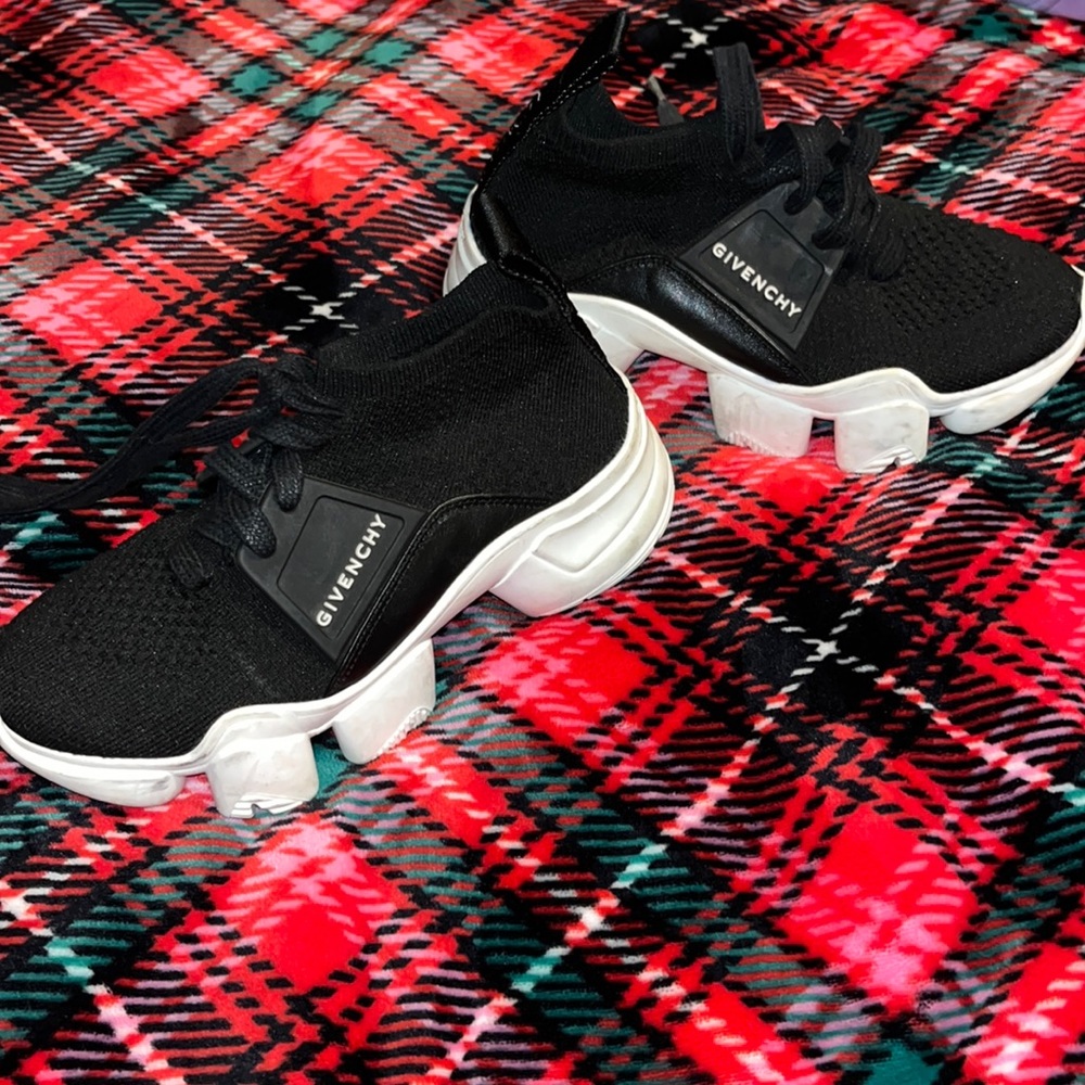 No damages, lightly used only worn 3-4 times. Size 1 US